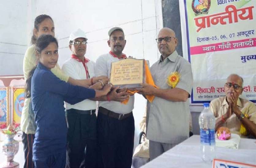Sports competition in azamgarh जीएसएसपीजी कॉलेज में प्रतिभा सम्मान के साथ खेल प्रतियोगिता का समापन