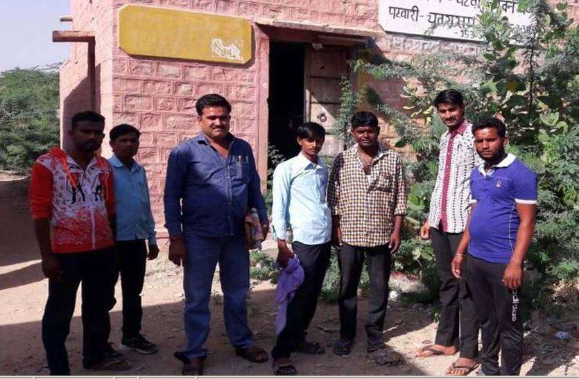 Farmers are facing difficulties. पटवारी व भू-निरीक्षण अधिकारी रहते नदारद, किसान काट रहे चक्कर