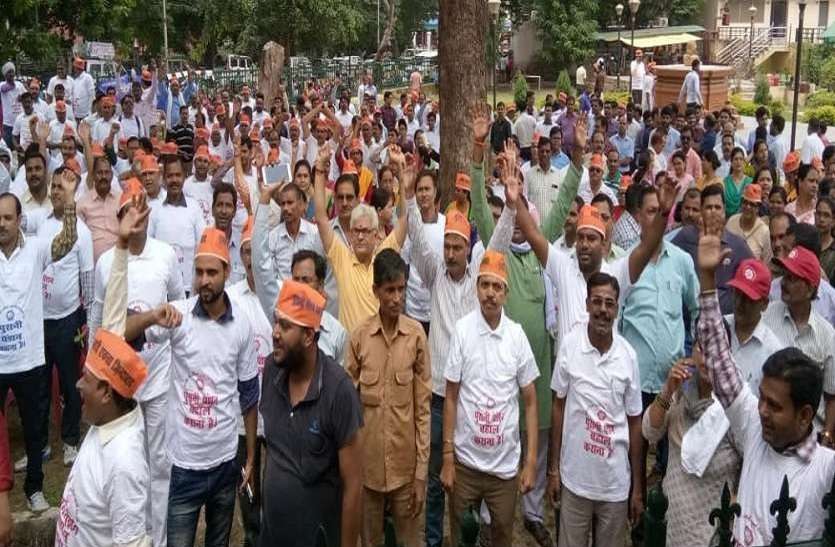 Employees teachers पुरानी पेंशन को लेकर यूपी कर्मचारियों का योगी सरकार के खिलाफ हल्लाबोल