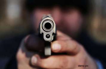 bike riders shot on a police man in ludhiana लुधियाना में बाइक सवार युवक ने पुलिस जवान को गोली मारकर घायल किया