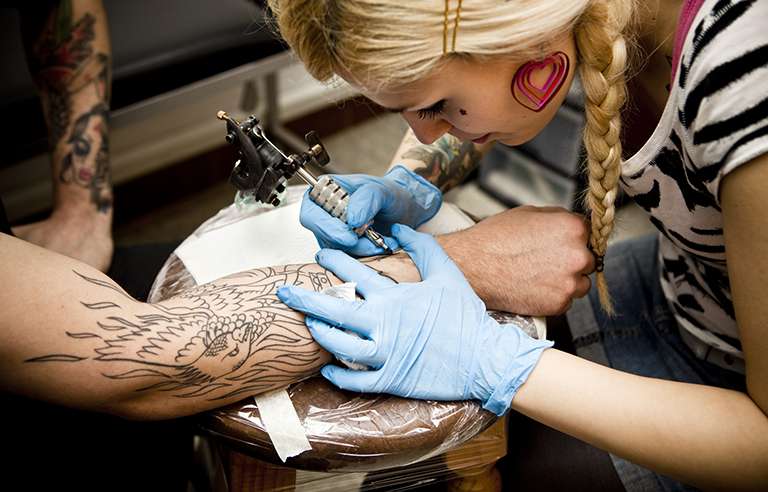 tattoo banwane ke nuksan | सावधान ! अगर आप टैटू बनवाने का सोच रहे है तो हो  सकते हैं इस भंयकर बीमारी का शिकार | Patrika News
