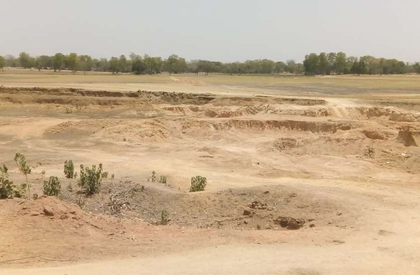 Illegal sand mining तालाब को भी नहीं छोड़ रहे खननकर्ता, अधिकारियों के मौन से बिगड़ रही है सूरत