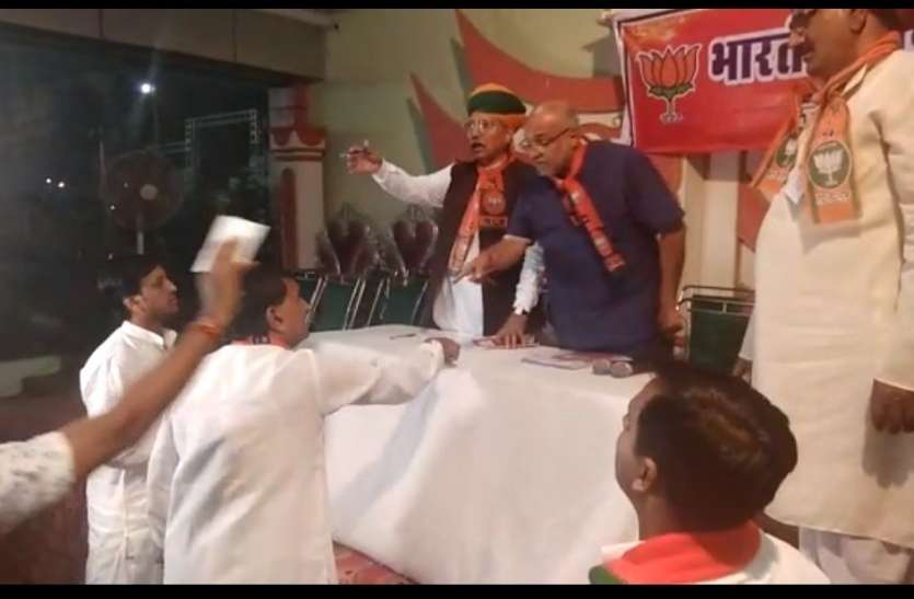 bjp भाजपा में सियासी घमासान...उलझे चाकसू विधायक, अविनाश राय खन्ना ने कहा- चले जाओ नहीं तो यहीं सस्पेंड कर दूंगा