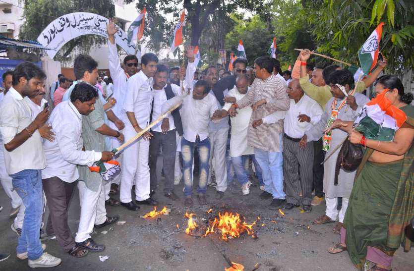 kk गुजरात में उत्तर भारतियों पर हमले के विरोध में कांग्रेसियों ने पुतला फूंका
