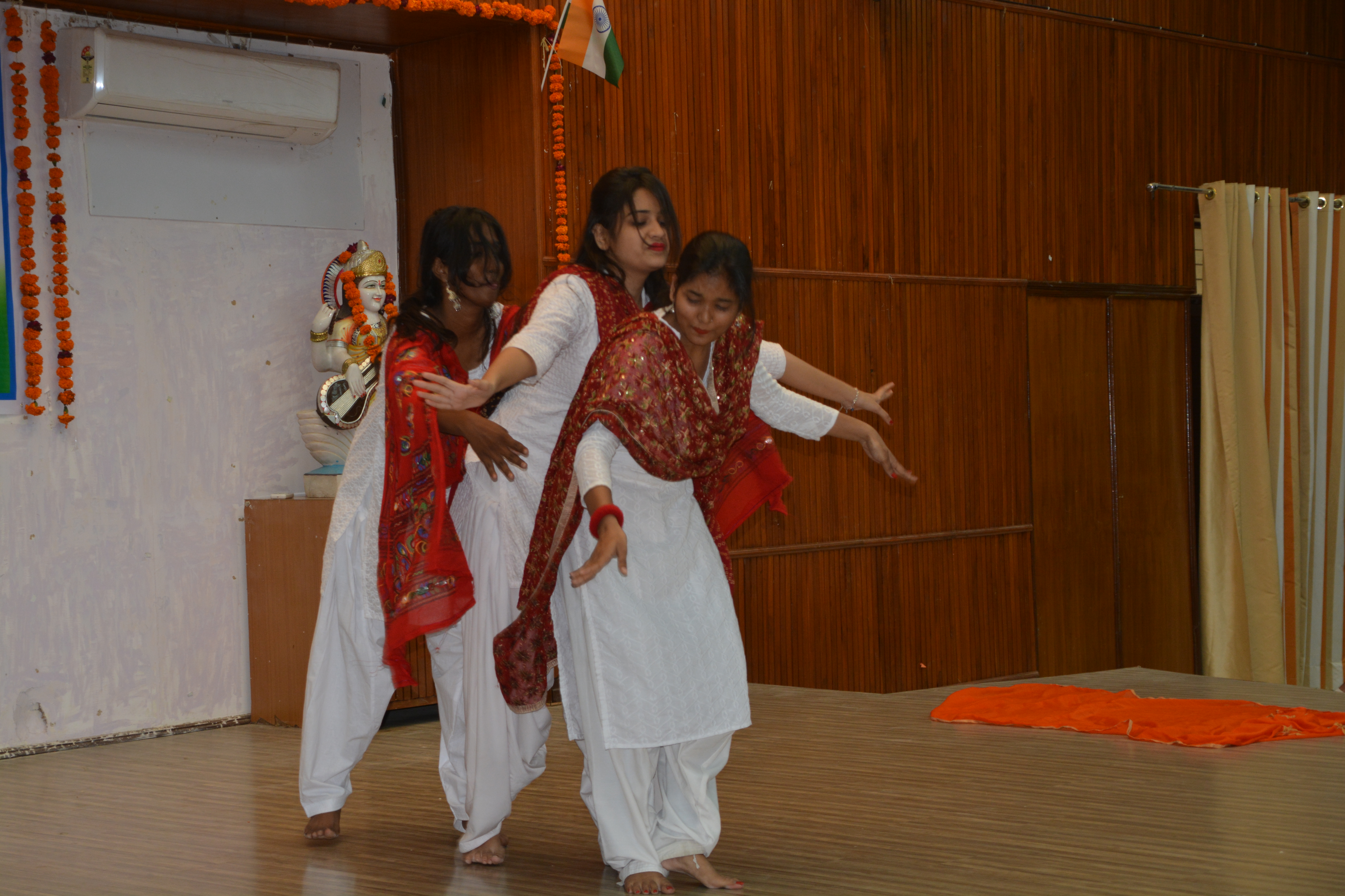 cultural programme किताबों से जरा बाहर निकलकर तो झांकिये, दुनिया दिखेगी यूं सतरंगी