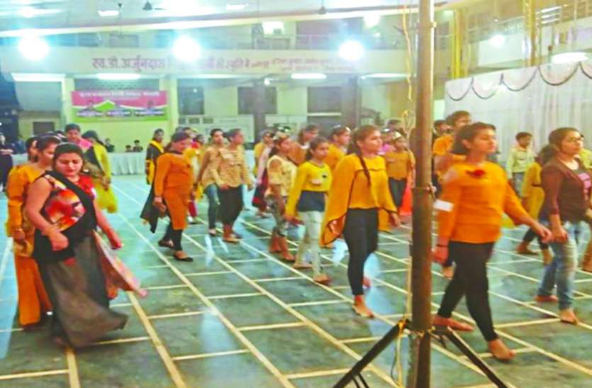 nawratri festival गरबा का प्रशिक्षण लेने युवाओंं की उमड़ रही भीड़