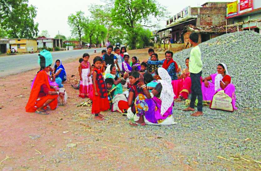 waiting इस जिले में नहीं है प्रतीक्षालय, लोग सड़क किनारे बस का इंतजार