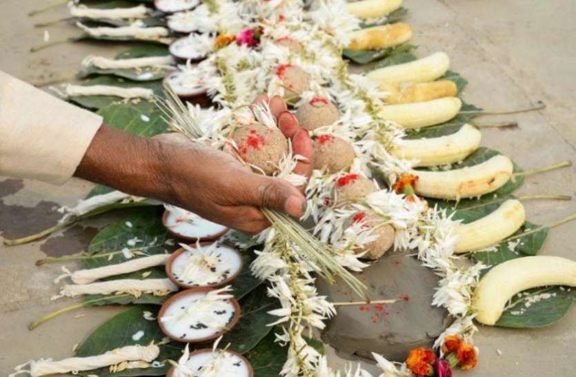 pitru pinddan पितृ पक्ष 2018: श्राद्ध पक्ष के आखिरी दिन करें ये उपाय, पितरों के आशीर्वाद के साथ होगी धन की वर्षा