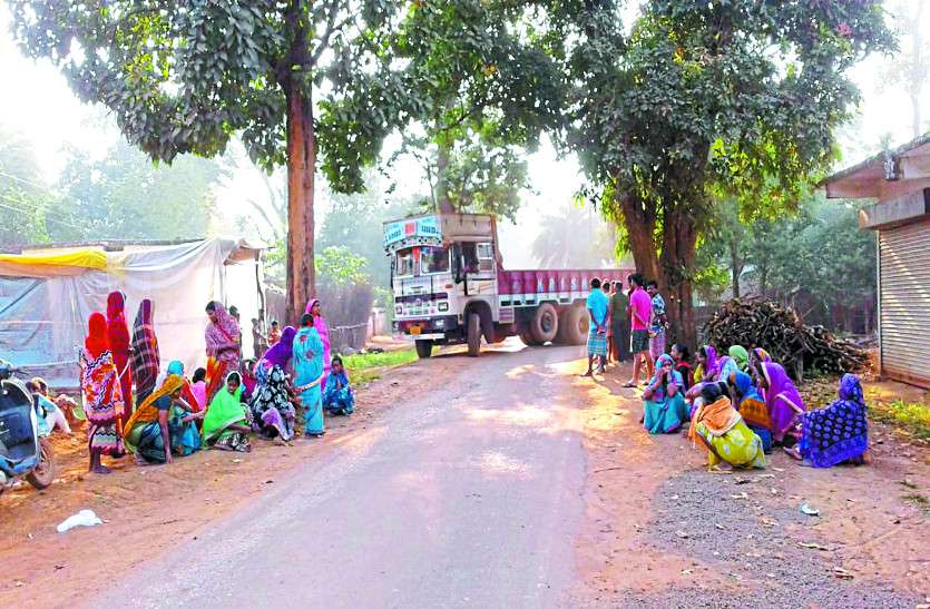 road block 12 टन क्षमता वाली रोड पर दौड़ रही है 36 टन वाली ट्रकें, नाराज महिलाओं ने विरोध में की सड़क जाम
