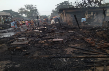 fire in jamtara vegetable market,jharkhand update news सब्जी मंडी में लगी भीषण आग, कई दुकानें जलकर खाक