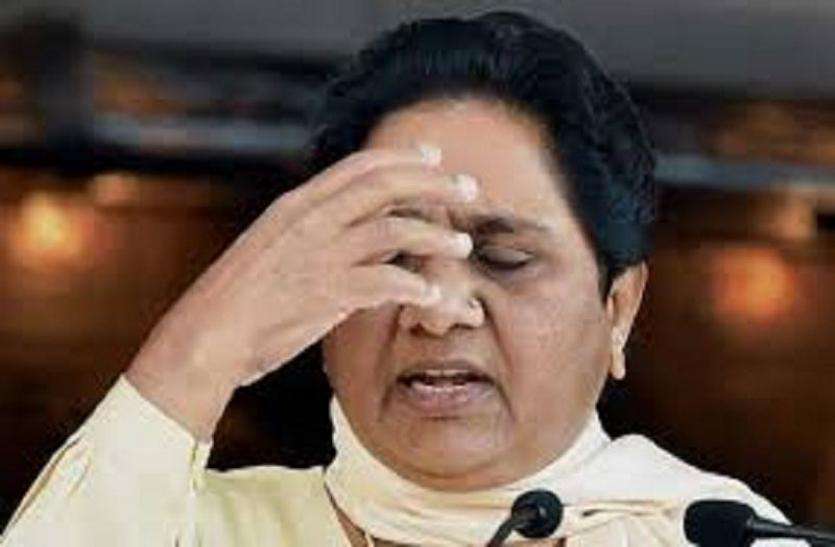 Big Political family dispute start in UP, said mayawati takes 5 crore यूपी के सबसे बड़े सियासी परिवार में हुए दो फाड़, एक ने मायावती पर ही लगाया आरोप
