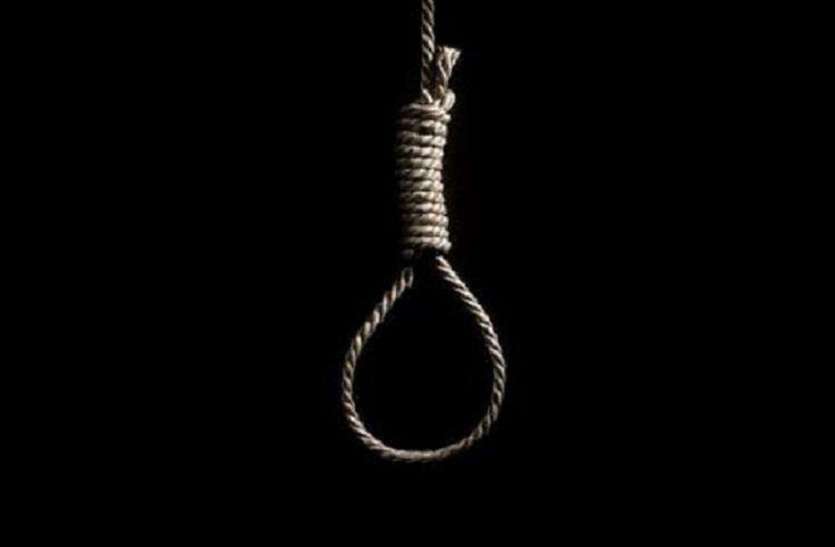 suicide BREAKING: फांसी के फंदे से लटकता मिला बुजुर्ग का शव