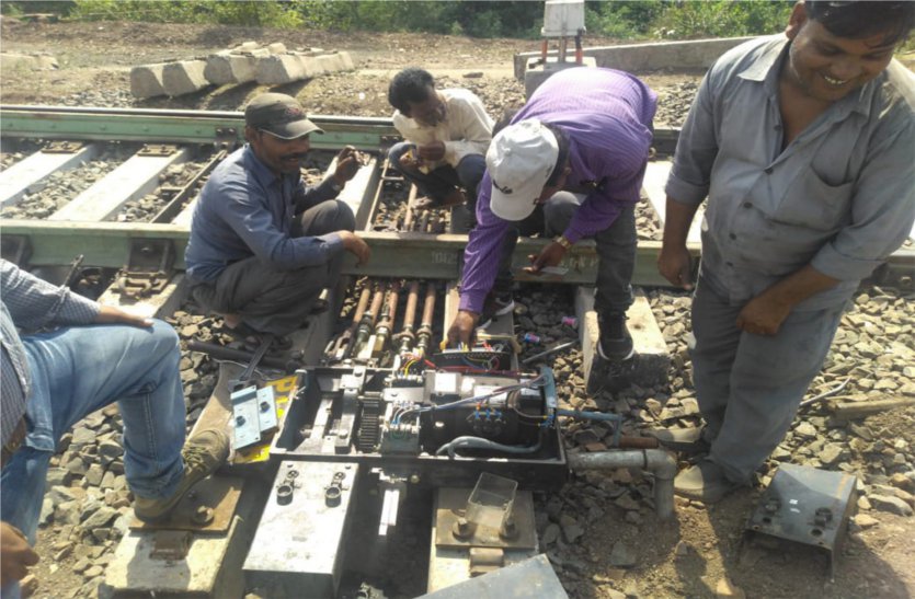 Connected platforms with third line, two trains in one direction तीसरी लाइन से कनेक्ट किए गए प्लेटफॉर्म, एक ही दिशा में एक साथ जा सकेंगी दो ट्रेनें