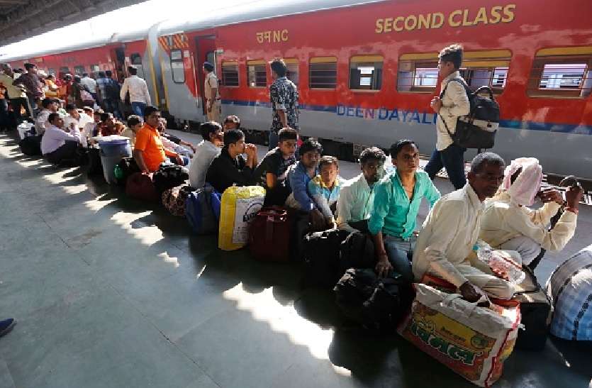 North Indians leaving Gujrat चुनावी राजनीति में पलायन को मजबूर यूपी और बिहार के लोगों की बलि क्यों?