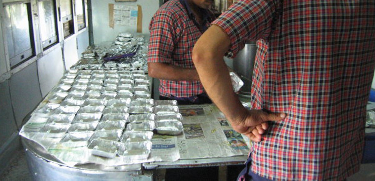 Investigating the food of Pantrychar not at Itarsi junction इटारसी जंक्शन पर नहीं होती पेंट्रीकार के खाने की जांच