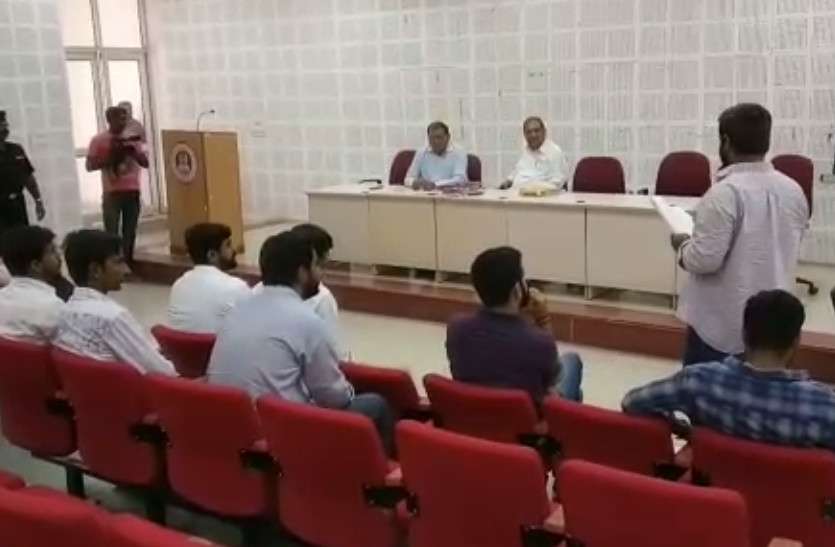JNVU student union elections 2018 जेएनवीयू छात्रसंघ अध्यक्ष विवाद: कुलपति ने कहा- शपथ ले ली तो फिलहाल सुनील ही अध्यक्ष