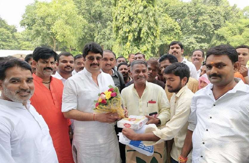 raja bhaiya and shailendra Kumar राजा भैया को बधाई देने पहुंचे दिग्गज नेता और पूर्व सांसद, नये सियासी समीकरण के संकेत
