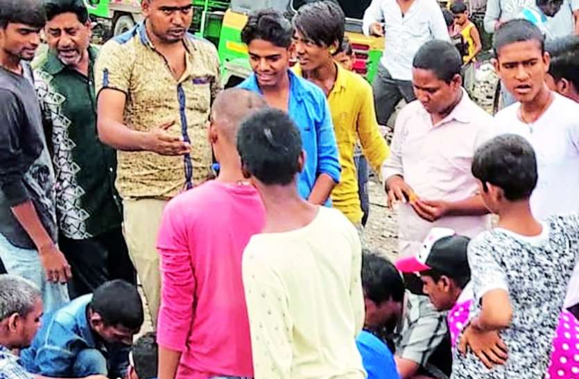 Tracks are sold near the Udhana station, theft mobile उधना स्टेशन के पास ट्रैक किनारे बिकते हैं चोरी के मोबाइल