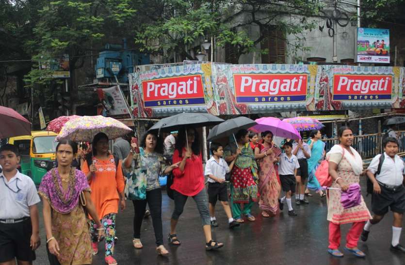 kolkata तिनके जैसा भी नहीं कर सका असर श्रद्धालुओं पर तितली