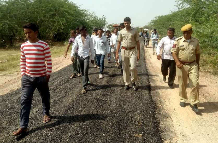 Use of poor material in road construction सडक़ निर्माण में घटिया सामग्री का उपयोग देख भडक़े ग्रामीण