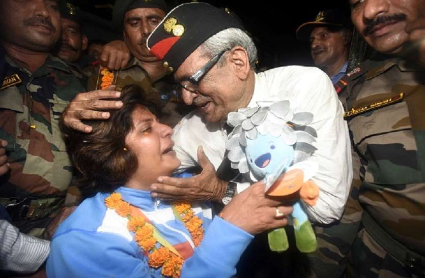 deepa malik Para Asian Games : डिस्कस थ्रो में कांस्य पदक जीत भावुक हुई दीपा, पिता को समर्पित किया मैडल