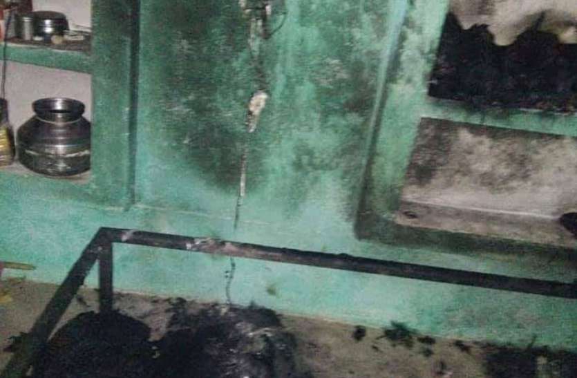 Short circuit burned two months innocent life बिजली के बोर्ड में हुआ शॉर्ट सर्किट, पलंग पर लेटी दो माह की मासूम जिंदा जल गई