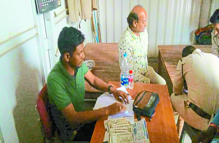 cg news ओडिशा से रायपुर आ रही कार से पुलिस ने जब्त किया साढ़े चार लाख रुपए