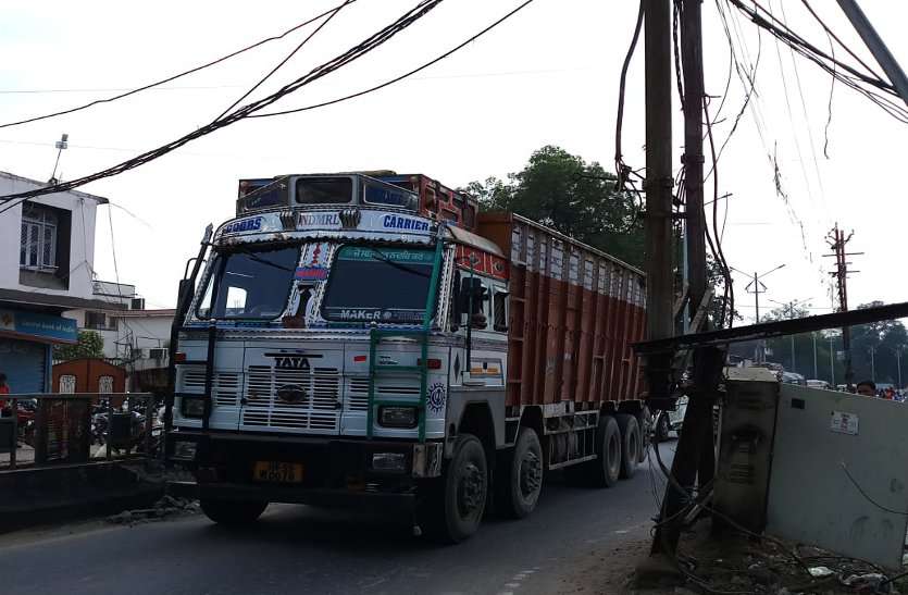 BJP collides with Congress over road कांग्रेस बोली- सड़क की हालत सबसे बड़ी समस्या, भाजपा ने कहा-हो रहा विकास