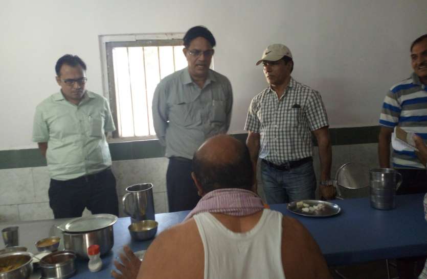 Information about accident relief van and quality of food दुर्घटना राहत वैन और खाने की गुणवत्ता की ली जानकारी