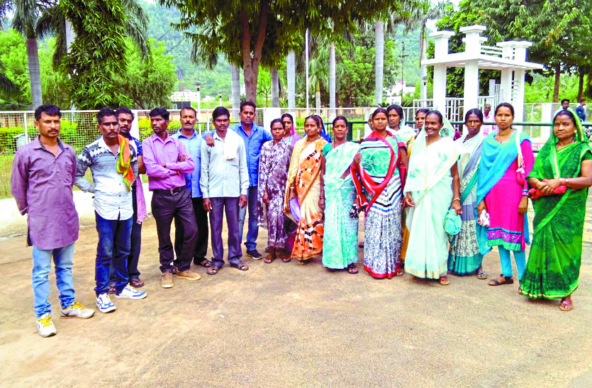 cg news सकैड़ों ट्रकों के परिवहन से परेशान ग्रामीणों ने कलक्टर से की फरियाद
