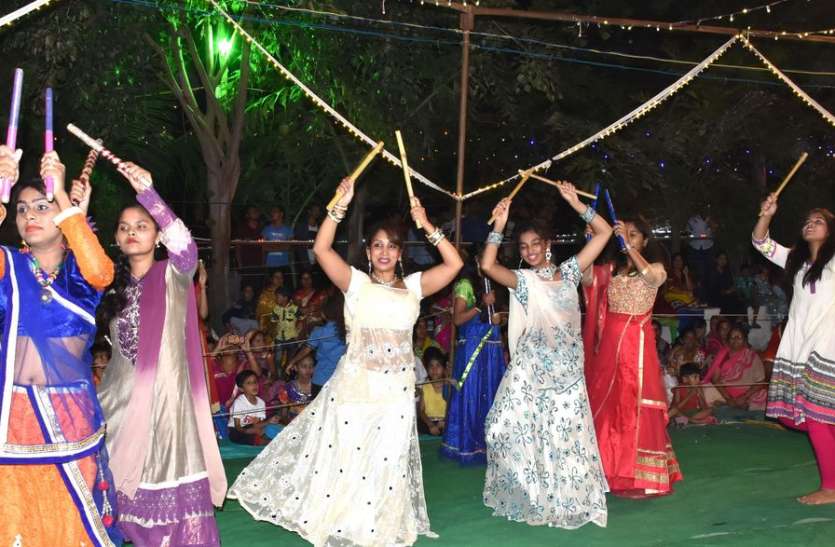 patrika पारंपरिक वेषभूषा में युवक-युवतियों ने गरबा खेलकर मां शक्ति की आराधना