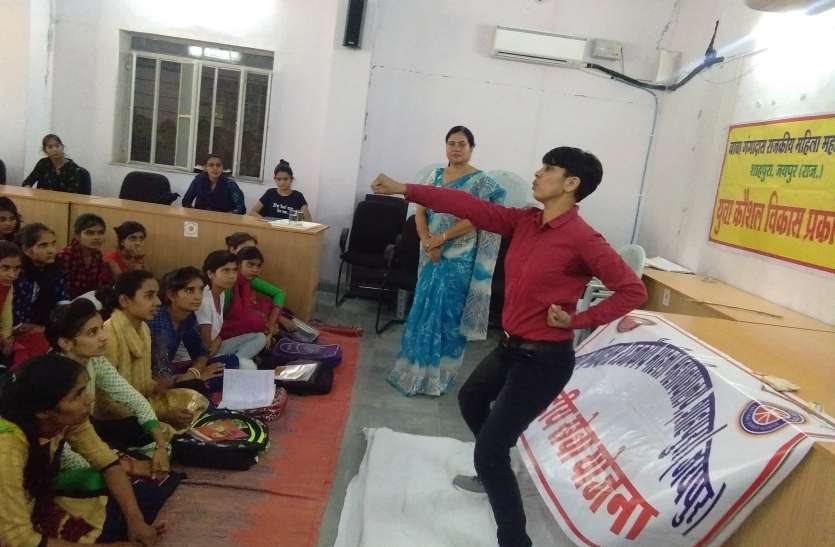 sp छात्राओं ने सीखा पंच मारना.....महिला कॉलेज की छात्राओं को सिखाए आत्म रक्षा के गुर