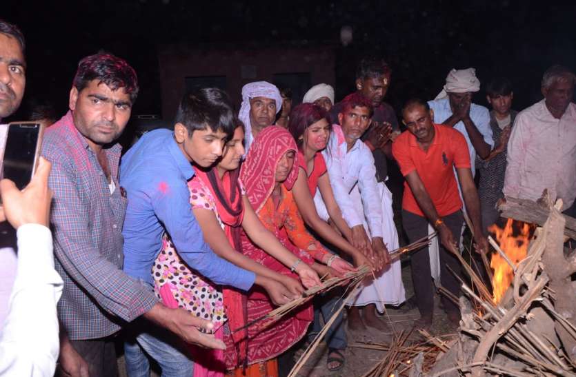sp जब परम्पराओं को तोड़कर बेटियों ने पिता की अर्थी को कंधा देकर शमशान में मुखाग्नि दी तो देखते रह गए लोग