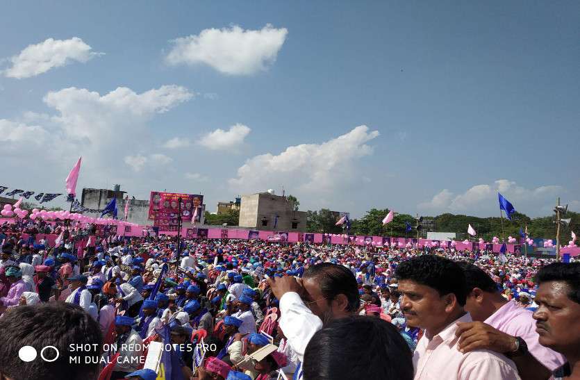 election 2018 मायावती पहुंची स्टेज में, लोगों ने जोरदार किया स्वागत