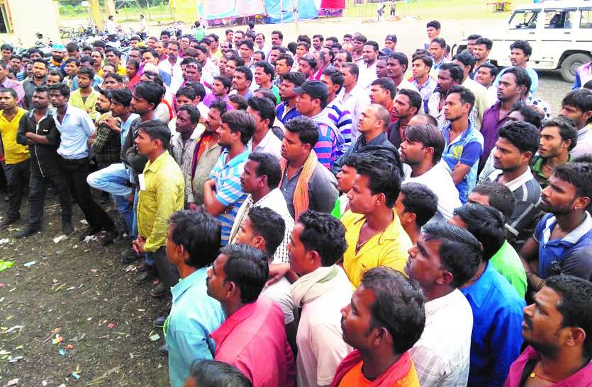 हड़ताल दूसरे दिन भी जारी त्रिपक्षीय वार्ता विफल : एटीएम और पासबुक मिलने तक बंद रखेंगे काम