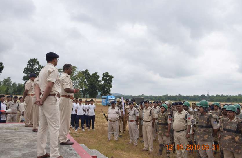 Security Police did the rehearsal of rebel drill, police busted on the सुरक्षा; पुलिस ने किया बलवा ड्रिल का रिहर्सल, पत्थर फेंक रहे बलवाईयों पर पुलिस ने बरसाई लाठियां
