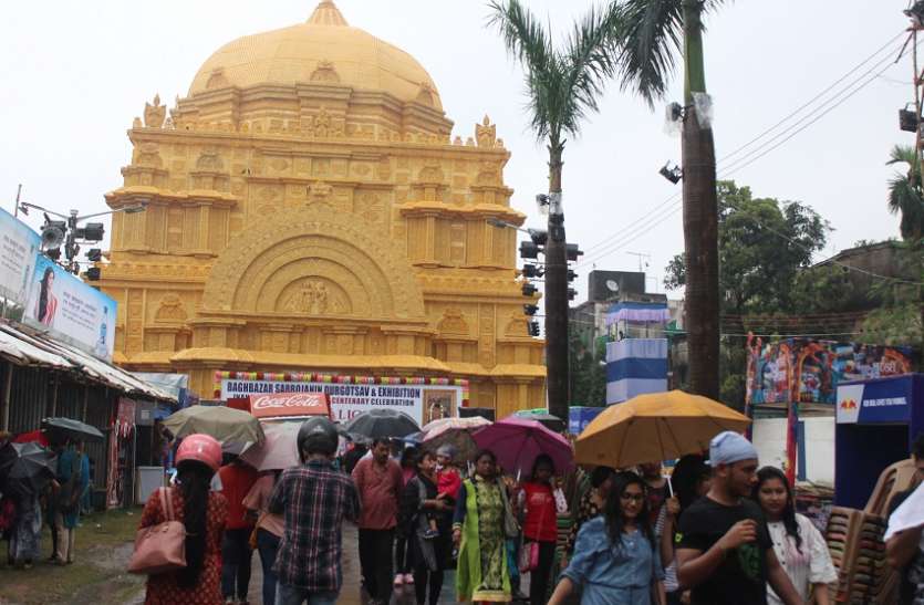 kolkata श्रद्धालुओं के उत्साह पर मौसम बेअसर