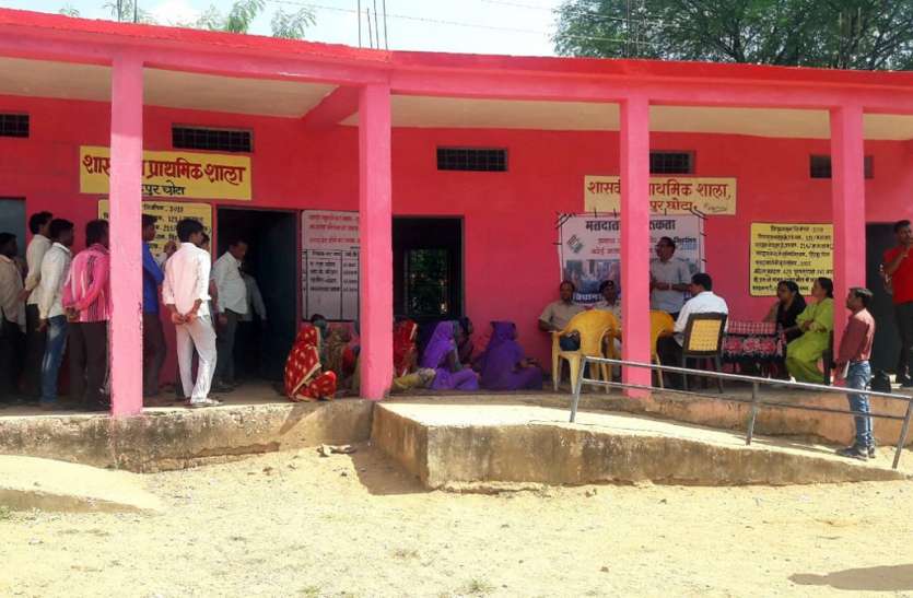 polling booth रिटर्निंग अधिकारी ने चीचली क्षेत्र के संवेदनशील मतदान केन्द्रों का किया निरीक्षण