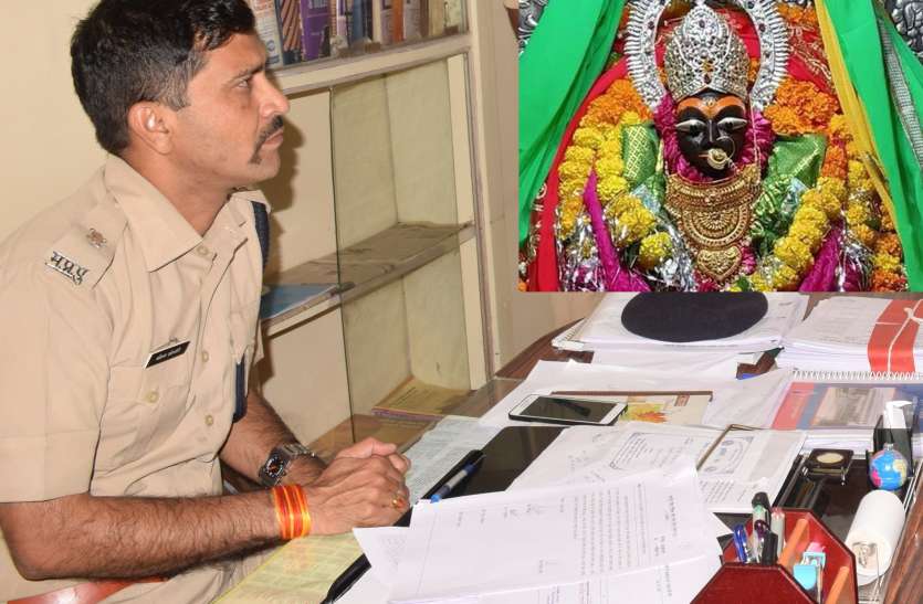 ASP Gautam Solanki caught Snake with bare hands in Maihar Temple मंदिर में भगदड़ रोकने के लिए ASP ने हाथ से ही पकड़ लिया सांप, इनकी और खासियत जानकर हो जाएंगे हैरान