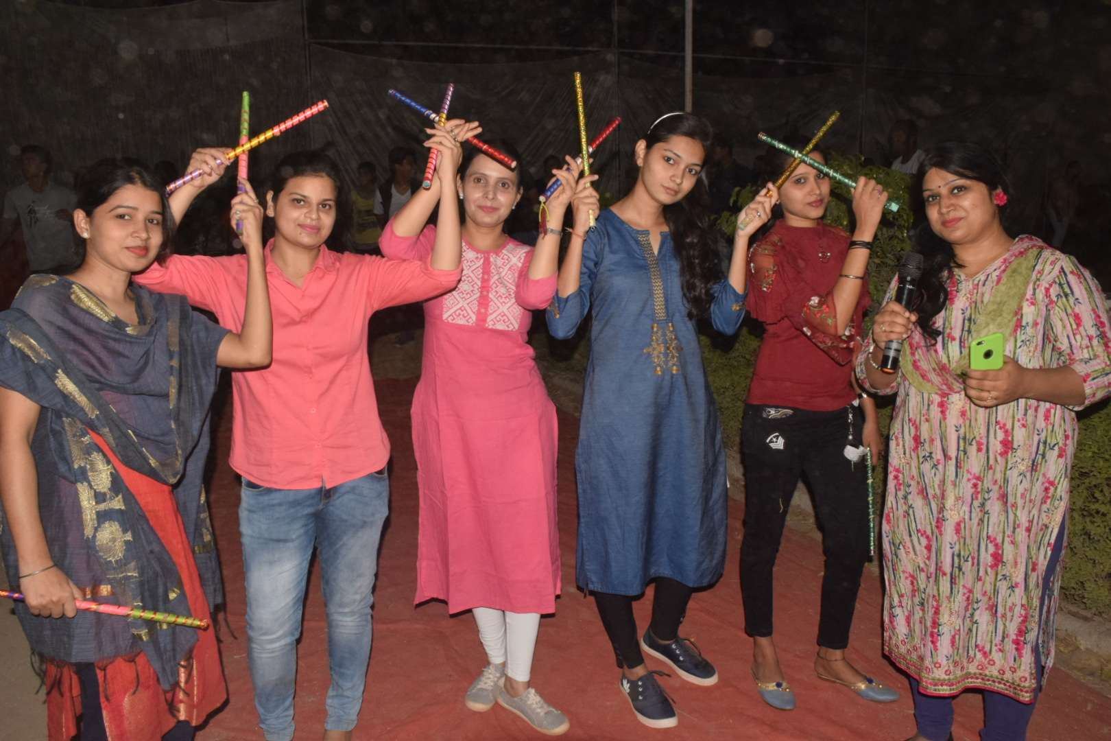 गुजराती-राजस्थानी धुन पर मिलाई ताल, देखें इन तस्वीरों में गुजराती-राजस्थानी धुन पर मिलाई ताल, देखें इन तस्वीरों में
