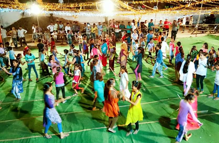 garba mahotsav माता के दरबारों में मची है गरबा व डांडिया की धूम