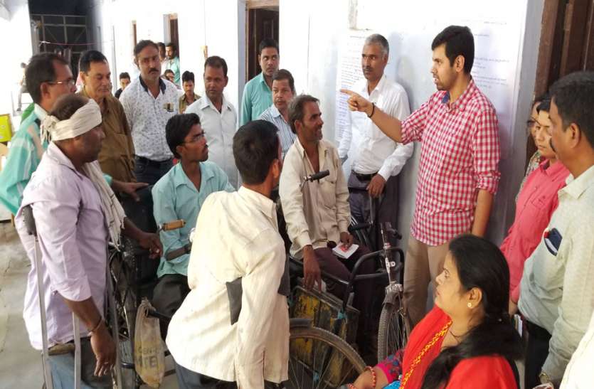 booth inspection by adm jhansi एडीएम ने किया बूथ का निरीक्षण, 3 बीएलओ की ये कारगुजारी आई सामने