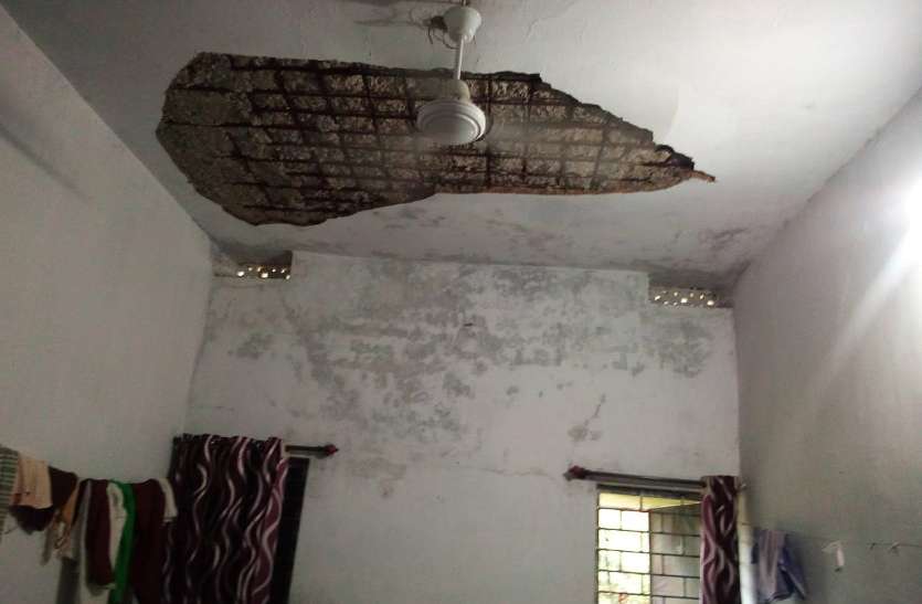 तीन छात्राएं घायल हो गई Breaking : आधी रात नींद में थीं छात्रावास की बालिकाएं ऐसा क्या हुआ कि मच गई अफरा तफरी