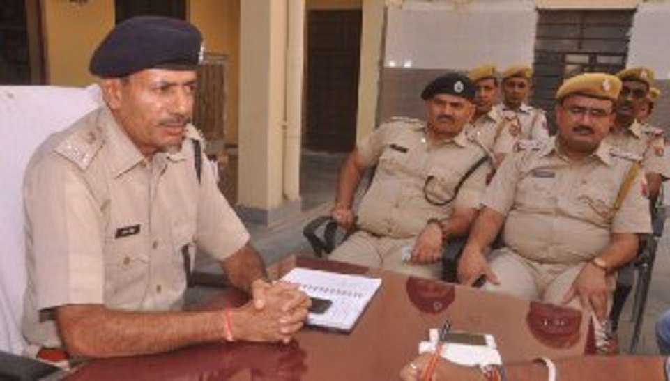 the-salesman-at-the-merchant-s-shop-saw-what-he-had-robbed