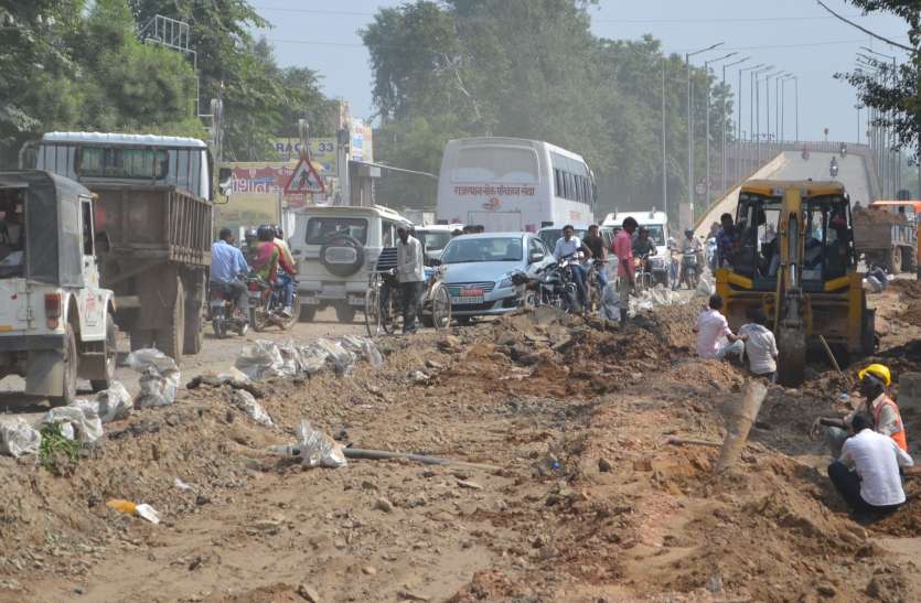 Alwar Road Construction from near kalimori over bridge सावधान! अलवर में बिना चेतावनी के बड़ा खतरा, सडक़ की इस तरह कर दी खुदाई, दिन भर लगा रहता है जाम