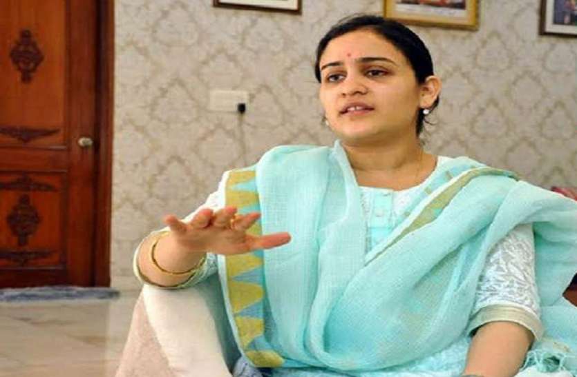 aparna yadav बहू अपर्णा भी छोड़ेंगी अखिलेश का साथ!