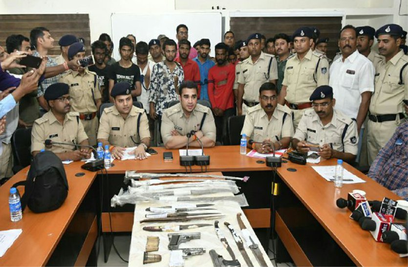 patrika आतंक का नया चेहरा : माथे पर गोल टीका, आंखों में काजल, गले में ब्लेक कपड़ा...पुलिस ने किया पर्दाफाश