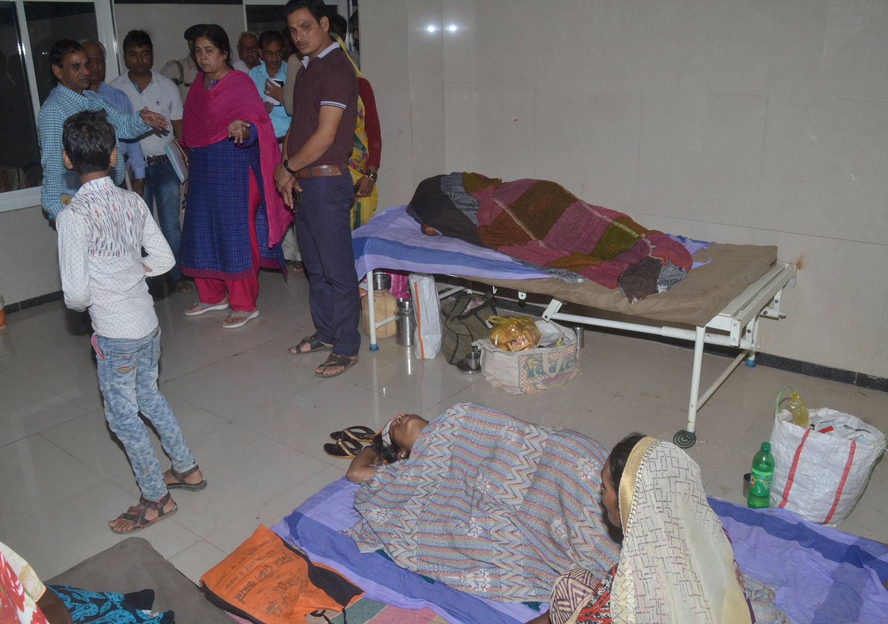 patrika news प्राइवेट जांच में मिल रहे डेंगू के मरीज, विभाग से कलेक्टर बोलीं- लोग मरने लगेंगे तब ध्यान दोगे!
