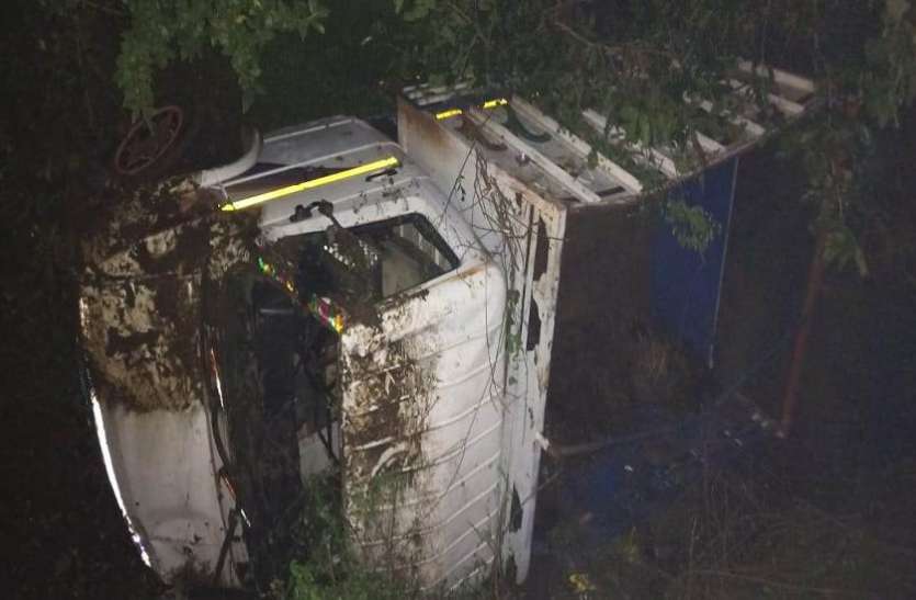 Accident ट्रक की टक्कर से वैन नाले में गिरी, १८ यात्री घायल