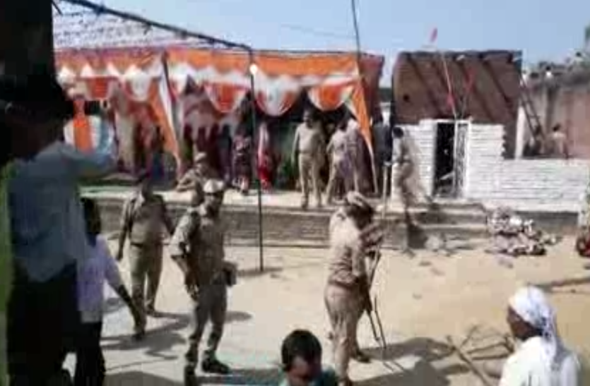 police and villagers मंदिर का काम रुकवाने पहुंची पुलिस का ग्रामीणों ने कर दिया बुरा हाल, गांव में फोर्स तैनात, देखें वीडियो